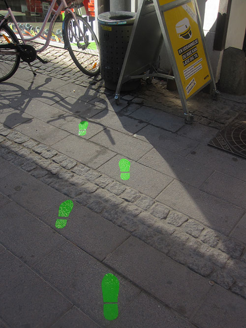 Mit grünen Fussabdrücken zu saubereren Strassen in Kopenhagen. Foto via: inudgeyou